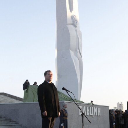 В Екатеринбурге потрескался памятник Ельцину