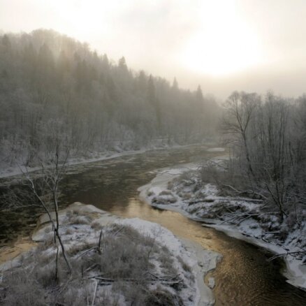 Svētdien stipri snigs un puteņos; naktī gaidāms -21 grādu liels sals