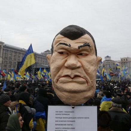 Жданок: Янукович пытался усидеть на двух стульях