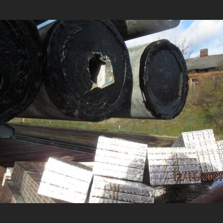 ФОТО: в бетонных столбах и конструкциях поезда обнаружено 256 тысяч сигарет