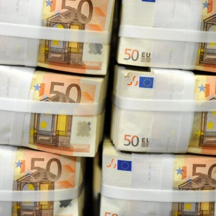 Всем по 1000 евро — и все счастливы? Банк Латвии: "за" и "против" базового дохода