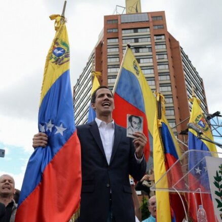 Venecuēlieši pieprasa Maduro atkāpšanos; parlamenta spīkeris pasludina sevi par prezidenta pienākumu izpildītāju