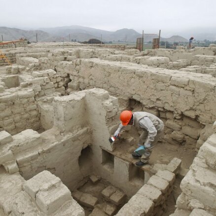 Peru atrod 1200 gadus senas kapenes ar dārgumiem un mūmijām