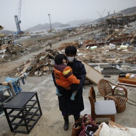Desmit dienas pēc zemestrīces Japānā  atrod divus izdzīvojušos