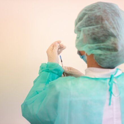 Faktu pārbaude: 'Valmieras Stikla Šķiedrā' no vakcīnām nemirst darbinieki