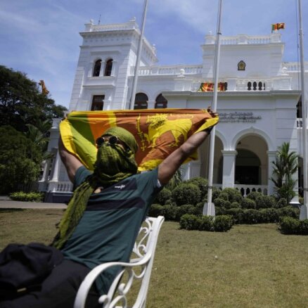 Šrilankas prezidents pamet Maldīviju; protestētāji atbrīvo valdības iestāžu ēkas