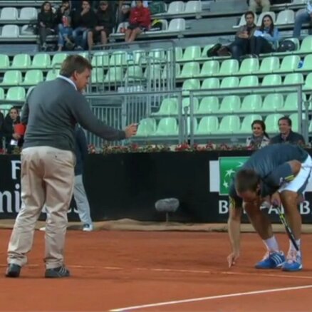 Video: serbu tenisis Troickis kašķējas ar tiesnesi un cenšas panākt savu taisnību