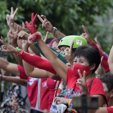 Bijušā diktatora dēls Markoss uzvar Filipīnu prezidenta vēlēšanās