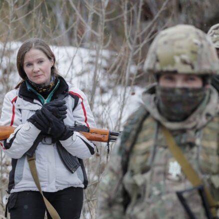 Foto: Ukrainā civiliedzīvotāji gatavojas dot pretsparu Krievijas iebrukuma gadījumā