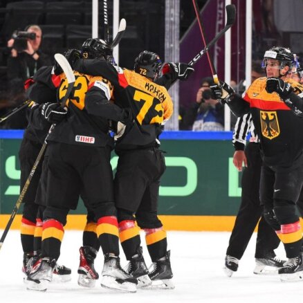 Vācija pagarinājumā izrauj negaidītu vietu finālā, Latvija par bronzu cīnīsies ar ASV