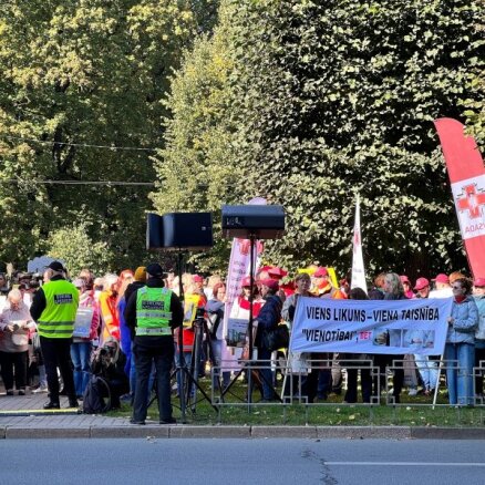 ФОТО: Протестующие у Кабмина медики потребовали повышения зарплат