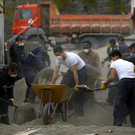 Foto: Kā Čīlē pēc Kalbuko izvirduma cīnās ar vulkānisko pelnu tonnām