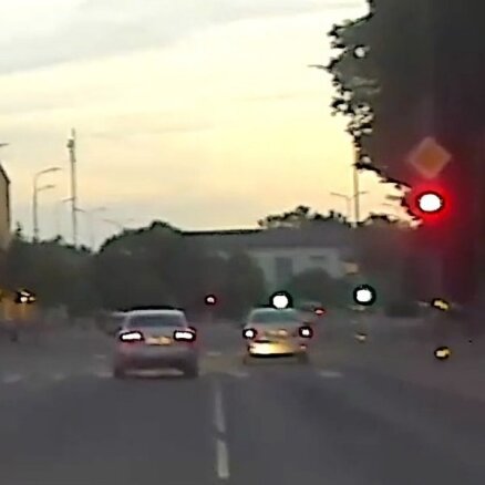 Video: Jelgavā divi autovadītāji paātrinās pie sarkanās gaismas; policija aptur