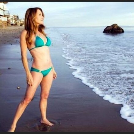 Bonda meitene 62 gadu vecumā pozē bikini