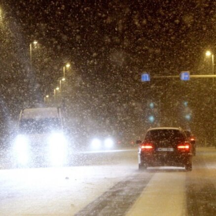 Sniegs paralizē autoceļus visā Latvijā