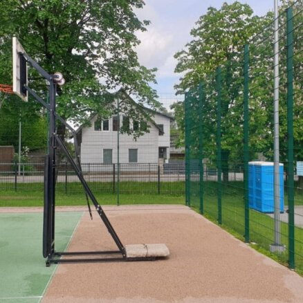 Jēkabpilī sporta laukumā zēnam uzkrīt basketbola grozs – skaidrības par iemesliem nav