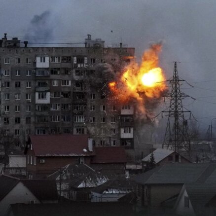 Ukrainas amatpersona: Mariupolē daudzstāvu ēkas drupās atrasti 200 līķu