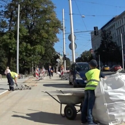 Lasītāja video: Būvniekiem Valdemāra ielā palīdz bērns