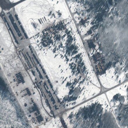 Spriedze Ukrainā: Krievijas spēki pamanīti arī pamestā Krimas lidlaukā; turpinās armijas savilkšana