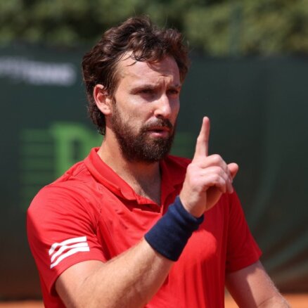 Video: Gulbis pēc uzvaras dusmojas un aicina pretinieku iemācīties spēlēt tenisu