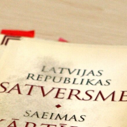 Zatlers  iesniegs plašus Satversmes grozījumus; atkārtoti rosinās ļaut prezidentam atlaist Saeimu