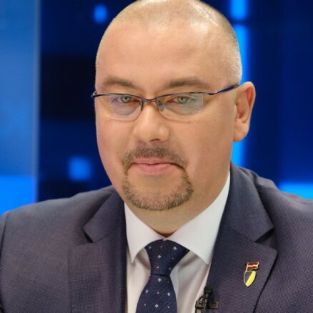 Кариньш резко повысил зарплату начальника KNAB