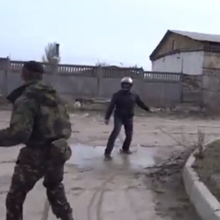 Video: Ukrainas karavīri padzen no bāzes prokrieviskos aktīvistus
