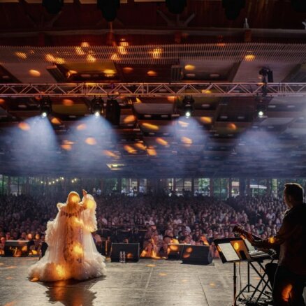 Foto: Olga Rajecka pārpildītā Dzintaru koncertzālē aizvadījusi košu jubilejas koncertu