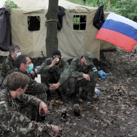 Izrēķinās ar krievu žurnālistiem, kas ieradušies Pleskavā uz varbūtējo Ukrainā kritušo desantnieku kapiem