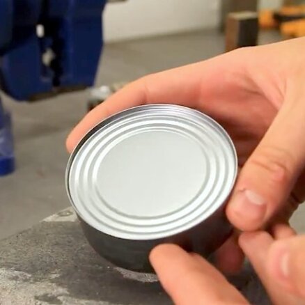 Video: Kā atvērt konservu kārbu bez attaisāmā?