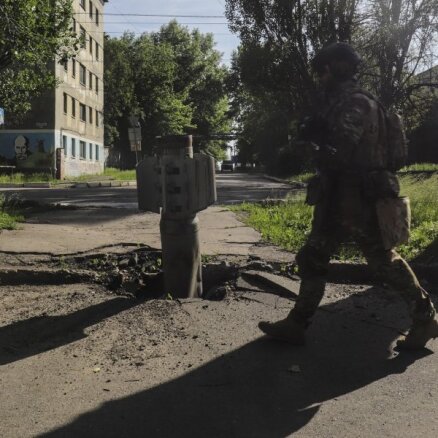 Ukraina: Okupanti kontrolē tikai pusi Severodoņeckas; smagas cīņas arī Slovjanskā