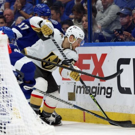 Bļugers jau 27. sekundē veic filigrānu piespēli, 'Golden Knights' vardarbīgā mačā uzvar 'Lightning'