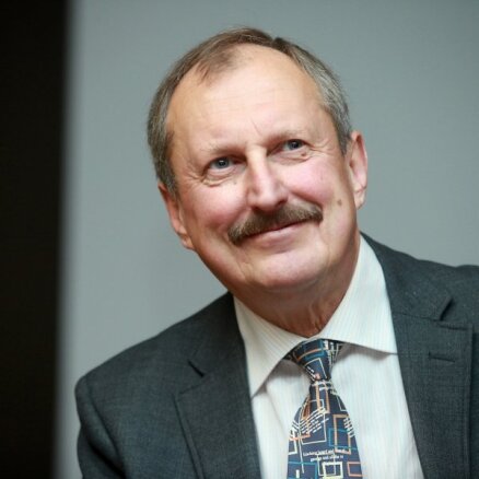 Rakstnieks Kļavis neizslēdz iespēju pārsūdzēt tiesas lēmumu noraidīt viņa prasību pret VKKF