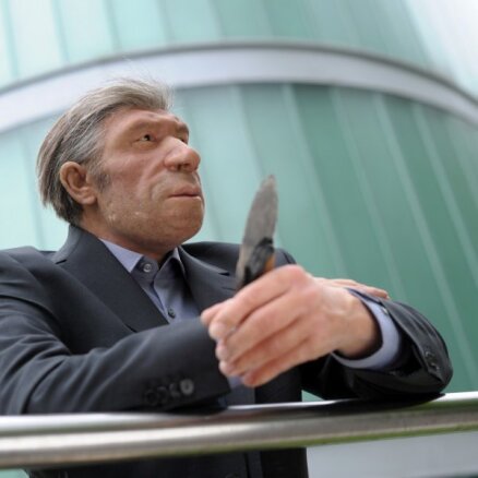 Foto: Kā neandertālietis izskatās glaunā žaketē