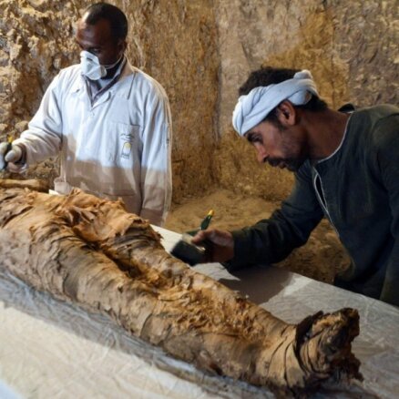 Foto: Ēģiptē kapenēs atrasta 3500 gadus sena mūmija