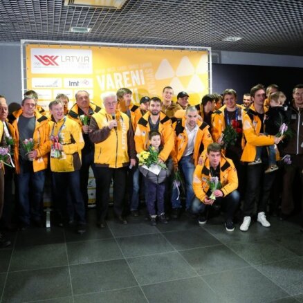Хоккеистов сборной Латвии в аэропорту встретили сотни болельщиков