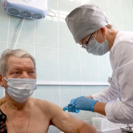 Covid-19: Lietuvā rosina izmaksāt senioriem 100 eiro par vakcinēšanos