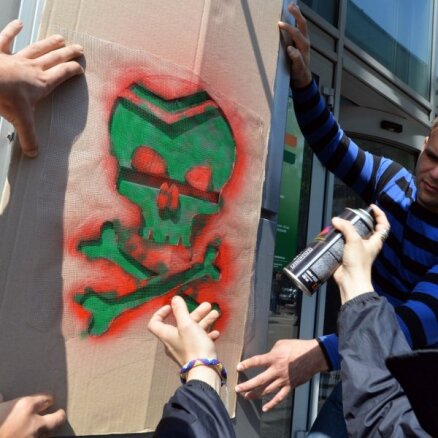 Foto: Kijevā pie 'Bank Rossija' iedzīvotāji zīmē 'zaļos vīriņus'