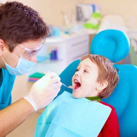 Daktere atklāj, kā pasargāt bērnu no pārdzīvojumiem zobārsta kabinetā