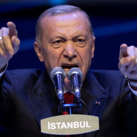 Erdogans sola arī turpmāk bloķēt Zviedrijas iestāšanos NATO