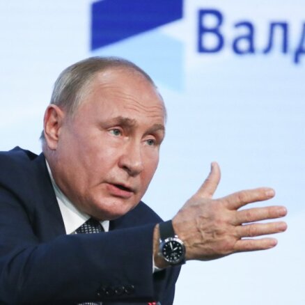 Eiropieši potē 'Sputnik V', bet pērk 'Pfizer' sertifikātus, apgalvo Putins