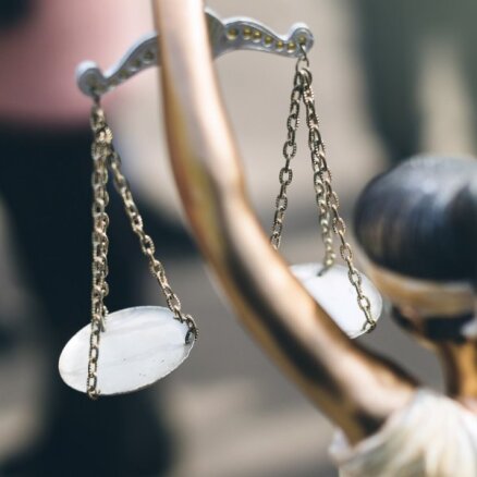 Administratīvo tiesnešu biedrība par Pāvilostas 'kuģi': tiesas lēmuma laikā mājas kāpās nebija