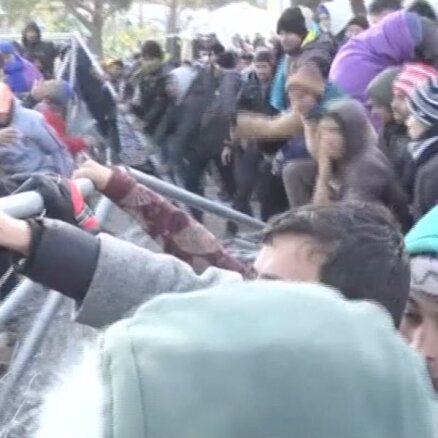 Video: Migrantu pūļi laužas Maķedonijā; policija pielieto asaru gāzi