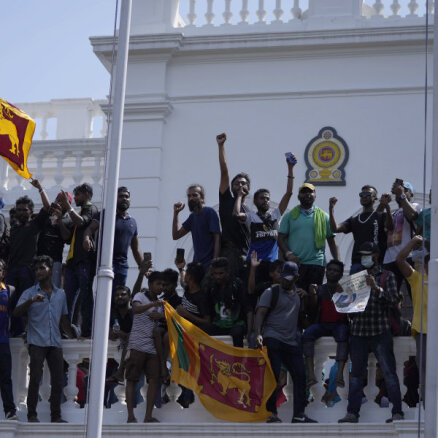 Šrilankā pieņemta aizbēgušā prezidenta atkāpšanās