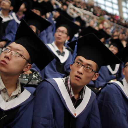 Populārā Ķīnas augstskolā no statūtiem svītro domu brīvību