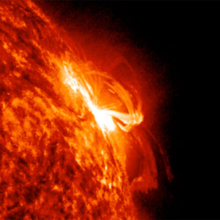 NASA nofilmējusi gigantisku Saules uzliesmojumu