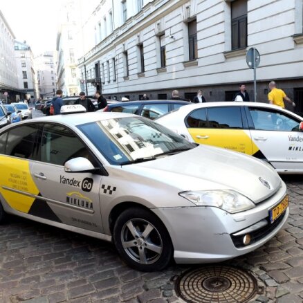 Foto: 'Yandex Go' taksisti protestē pret lēmumu slēgt lietotni