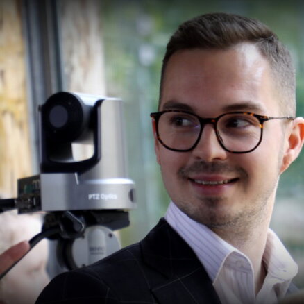 Plešs iztur neuzticības balsojumu un saglabā ministra amatu