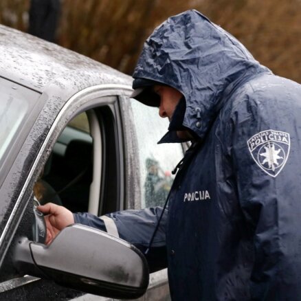 Policija Tukuma novadā notver bēgošu dzērājšoferi