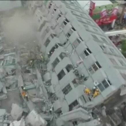 Taivānā no gaisa nofilmēta zemestrīcē sagāzusies 17 stāvu māja